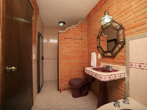 Junior Suite, 1 King Bed, Mountain View | Bathroom | Towels, soap, shampoo, toilet paper