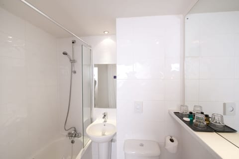 Combined shower/tub, free toiletries, hair dryer, towels