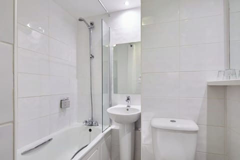 Family Double Room | Bathroom | Combined shower/tub, free toiletries, hair dryer, towels