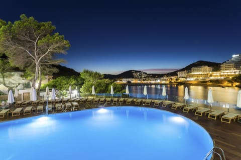 Outdoor pool, pool umbrellas, sun loungers