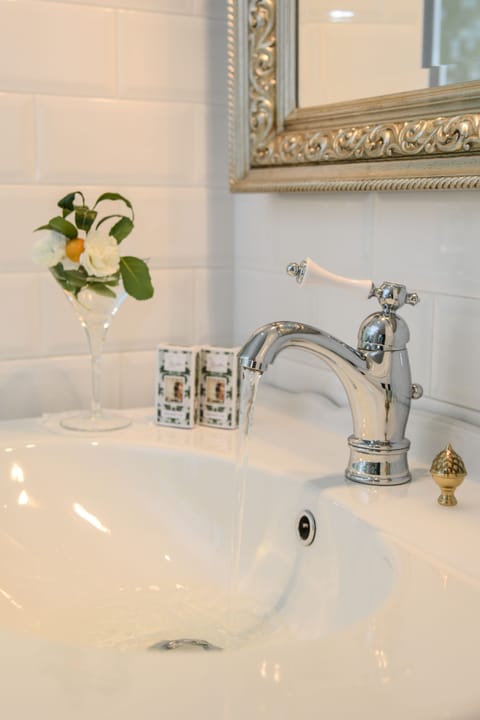 Deluxe Suite, Partial Lake View | Bathroom | Free toiletries, hair dryer, slippers, bidet