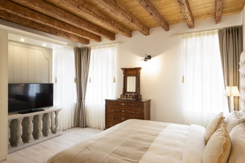 Deluxe Suite, Partial Lake View | 1 bedroom, hypo-allergenic bedding, down comforters, minibar