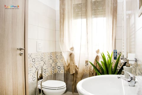 Deluxe Double Room (Afrodite) | Bathroom | Shower, hair dryer, bidet, towels
