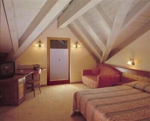 In-room safe, desk, free WiFi