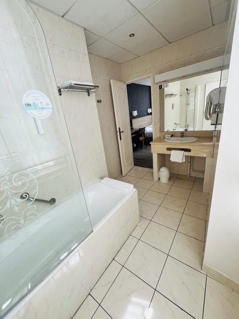 Superior Double Room | Bathroom | Hair dryer, towels, soap, shampoo