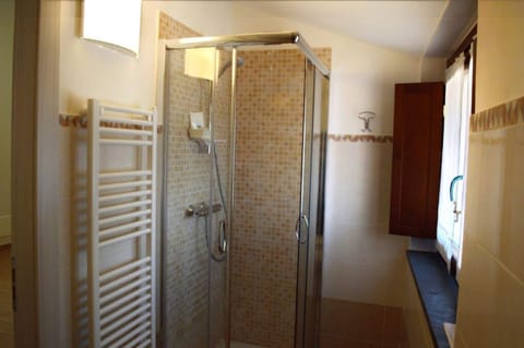 Shower, free toiletries, hair dryer, bidet
