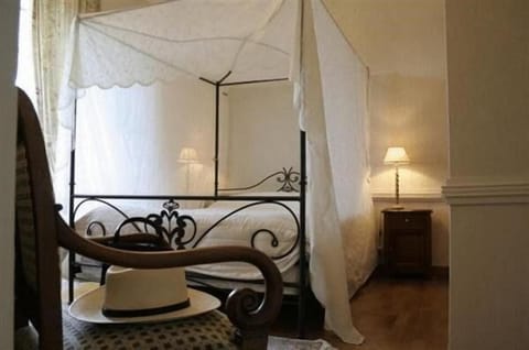 Minibar, desk, soundproofing, free cribs/infant beds