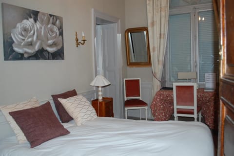 Minibar, desk, soundproofing, free cribs/infant beds