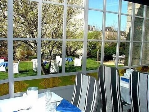 Lunch and dinner served, alfresco dining 