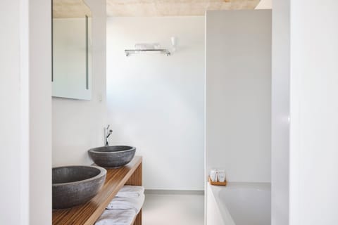 Executive | Bathroom | Free toiletries, hair dryer, towels