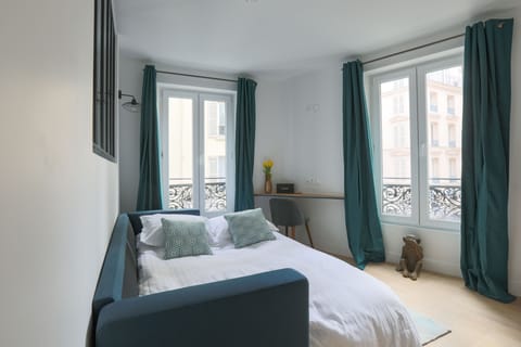 Signature Quadruple Room | Living room | Flat-screen TV, MP3 dock