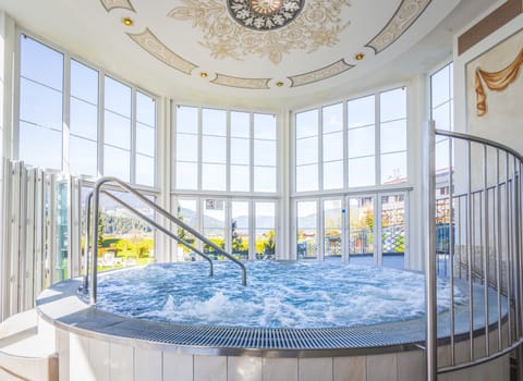 Indoor spa tub