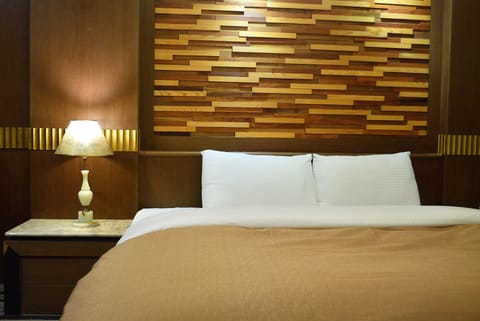 Deluxe Room, 1 King Bed | Premium bedding, pillowtop beds, desk, soundproofing