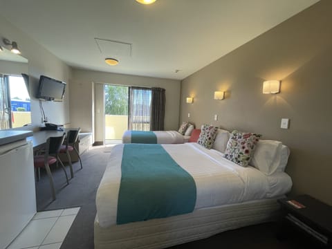Queen & Single Studio | Desk, soundproofing, iron/ironing board, WiFi (free)