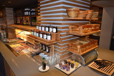 Daily buffet breakfast for a fee