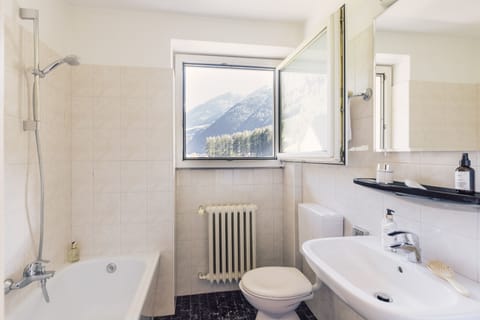 Standard Room, 1 Double Bed | Bathroom | Shower, free toiletries, bidet