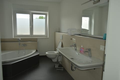 Double Room | Bathroom | Towels