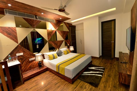 Royal Room, 1 King Bed | Individually decorated, individually furnished, desk, laptop workspace