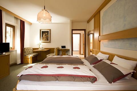 Double Room | Desk, free WiFi, bed sheets