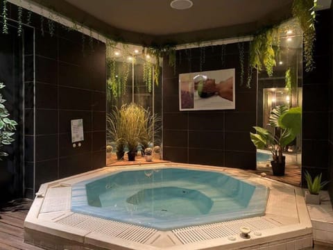 Couples treatment rooms, sauna, hot tub, steam room, Turkish bath