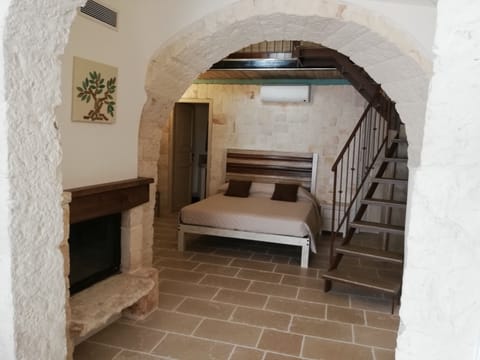 Deluxe Apartment | Cribs/infant beds, free WiFi, bed sheets