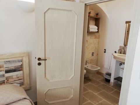 Deluxe Apartment | Bathroom | Shower, towels