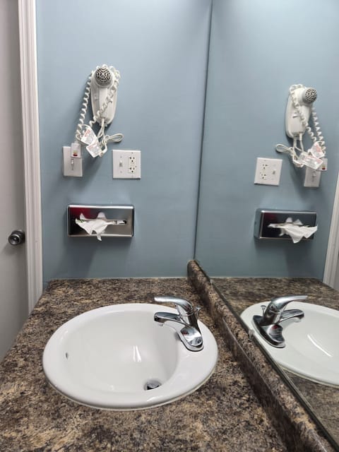 Standard Single Room, 1 King Bed | Bathroom | Combined shower/tub, free toiletries, towels