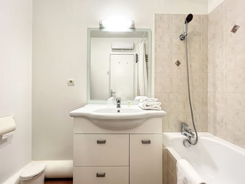 Studio | Bathroom | Shower, towels