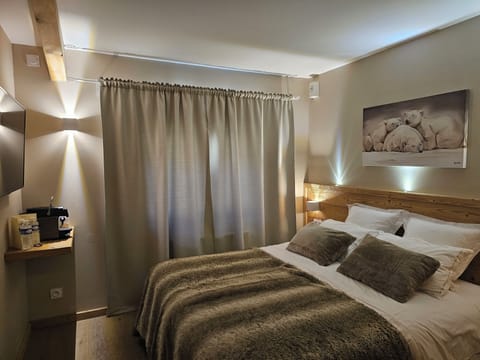 Quadruple Room | In-room safe, desk, blackout drapes, free cribs/infant beds