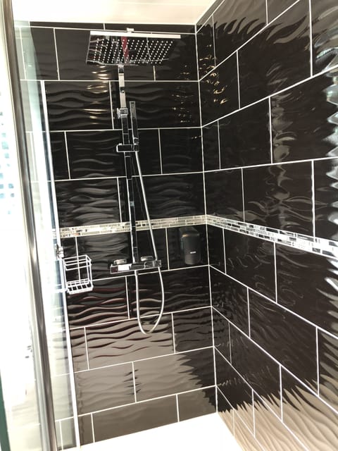 Business Suite, 1 Bedroom | Bathroom shower