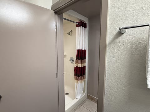 Combined shower/tub, free toiletries, towels, soap