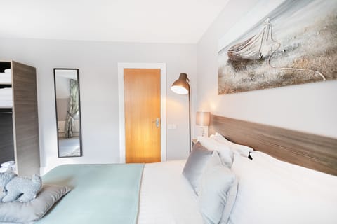 Deluxe Double Room | Hypo-allergenic bedding, desk, blackout drapes, iron/ironing board