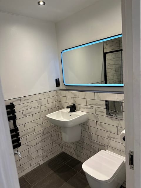 Deluxe Double Room, 1 King Bed | Bathroom | Towels