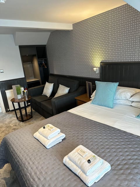 Deluxe Double Room, 1 King Bed | In-room safe, iron/ironing board, free WiFi