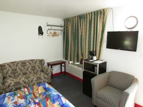 Standard Room, 1 King Bed, Non Smoking | Desk, iron/ironing board, free WiFi, bed sheets