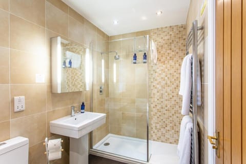 Shower, free toiletries, hair dryer, towels