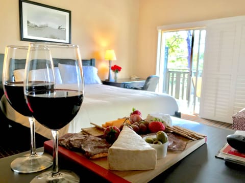 Deluxe Room, 1 King Bed, Balcony | Hypo-allergenic bedding, iron/ironing board, free WiFi, bed sheets