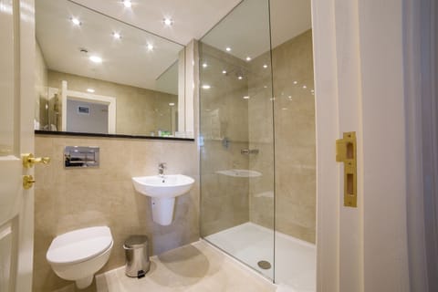 Deluxe Double Room | Bathroom | Free toiletries, hair dryer, towels, soap