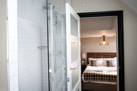 Indulgence Room | Bathroom | Shower, free toiletries, hair dryer, towels