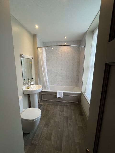 Double Room, Ensuite | Bathroom | Hair dryer, towels