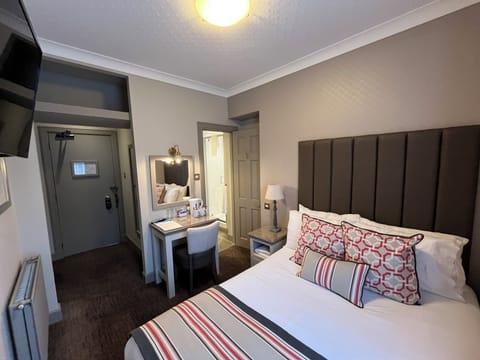 Small Double | Desk, blackout drapes, iron/ironing board, free WiFi