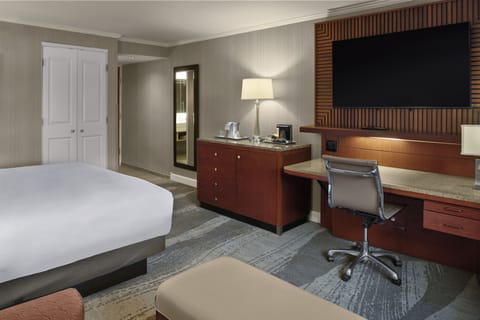 Room, 1 Double Bed, Accessible, Bathtub (Mobility & Hearing) | Premium bedding, pillowtop beds, in-room safe, desk