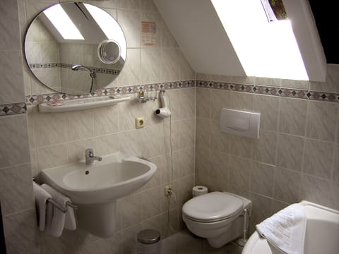 Double Room | Bathroom | Free toiletries, hair dryer, towels