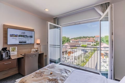 Premium bedding, in-room safe, desk, laptop workspace