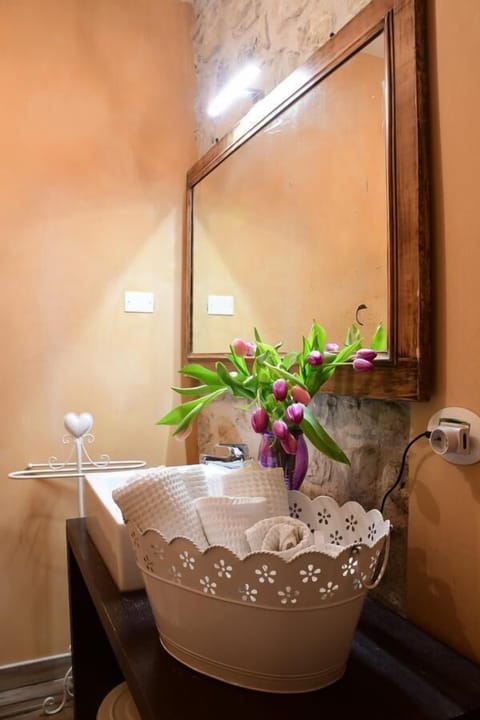 Suite | Bathroom | Shower, rainfall showerhead, bidet, towels