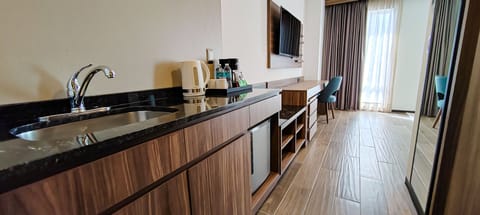 Deluxe Room, 1 Queen Bed, Non Smoking | In-room safe, desk, laptop workspace, blackout drapes