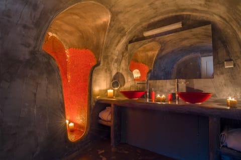 Deluxe Room | Bathroom | Free toiletries, hair dryer, bathrobes, towels