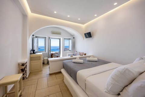 Superior Room | Minibar, in-room safe, individually furnished, iron/ironing board