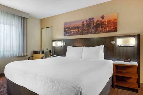 Suite, 1 King Bed, Non Smoking, Balcony | Pillowtop beds, in-room safe, desk, laptop workspace