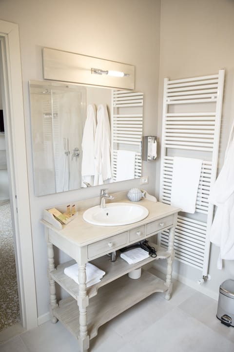 Double Room, City View (Passiflora) | Bathroom | Shower, rainfall showerhead, free toiletries, hair dryer